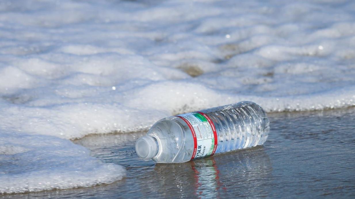 Un capteur pour mesurer la présence de microplastiques dans les océans