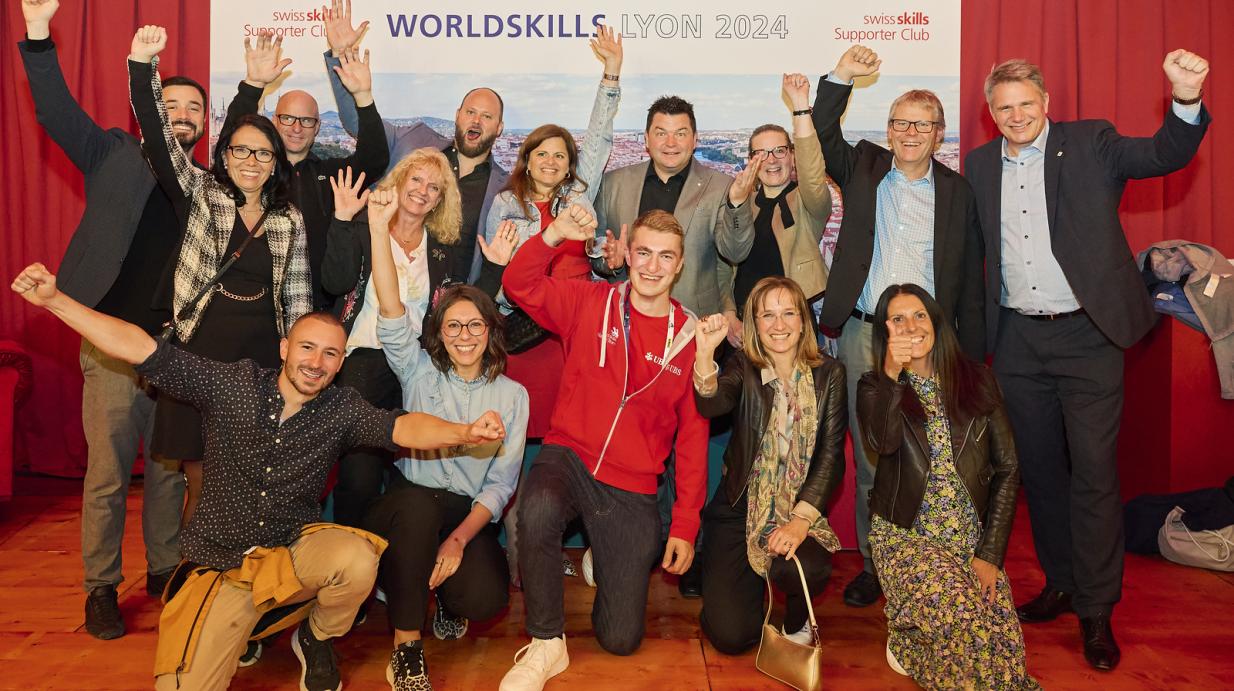 Aux WordSkills à Lyon avec Loïc Santschi, qui remporte une médaille d'excellence en menuiserie