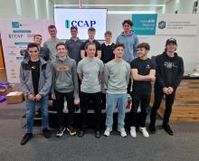 Les 12 participants au Championnat romand des installateurs-électriciens. Derrière, de gauche à droite : Thibaut Héritier (VS), Noah Vuilloud (NE), Sascha Niederberger (FR), Clément Bovay (NE), Matthieu Vuilliomenet (NE) et Esteban Paltenghi (NE). Devant, de gauche à droite : Tristan Galley (FR), Justin Droz (VS), Noah Pieyre (GE), Valdrin Ismajli (GE), Noa Dattero (GE) et Luc Kämpfer (VS).