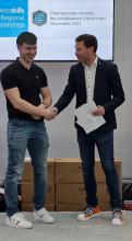 Le vainqueur du concours, Clément Bovay, félicité par Sébastien Frey, Président d'EIT.neuchâtel.