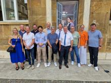 Les délégués neuchâtelois posent avec le Président Baptiste Monnard et le Secrétaire Marcel Delasoie