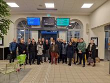 Dans la gare SNCF rénovée de Pontarlier, photo-souvenir avec toute la délégation. La photo est faite par Anthony Laurent, journaliste à l'Est Républicain