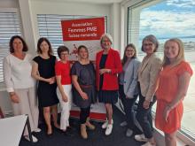 Pendant la réception, Régine de Bosset, Responsable du Service Juridique de CICICAM CINALFA, rejoint la délégation de Femmes PME Suisse romande pour une photo sur les toits de Neuchâtel.
