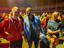 Nicolas Waefler, relayeur cantonal des SwissSkills, en discussion avec Loïc Santschi, lors de la soirée suisse. A droite, Jimmy Wermuth, le premier enseignant en menuiserie de Loïc.
