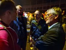 Loïc livre ses impressions à chaud sur sa fabuleuse expérience à Jimmy Wermuth, enseignant en pratique de menuiserie au CPNE et à Olivier Schmid, Directeur du CPNE Pôle Bâtiment et Construction. Nicolas Waefler est très attentif aux propos des uns et des autres.