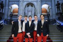 Au Palais fédéral, les 5 Romands de la NationalTeam des SwissSkills, quelques semaines après les épreuves à Lyon (photo SwissSkills) ▪️Loïc Santschi, La Chaux-de-Fonds (NE), Menuisier CFC, Skill Joinery | Robin Taramarcaz, Chamoille (VS), Carrossier-tôlier CFC, Skill Autobody Repair | Matthieu Brun, Genève (GE), Bijoutier CFC, Skill Jewellery | Marc Gay, Martigny (VS), Spécialiste en restauration CFC, Skill Restaurant Service | Philippe Dourassov, Rolle (VD), Skill Cyber Security