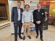 Cornelius Felgenhauer, Event Manager JU-NE de procure.ch, entouré de Charles Constantin et de Florian Németi, tous enchantés de cette fructueuse collaboration.