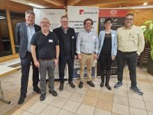 Photo de groupe des intervenants et des organisateurs. De gauche à droite: Charles Constantin, membre de la Direction CNCI, Sébastien Nussbaum, Directeur production FELCO, Florian Németi, Directeur CNCI, Cornelius Felgenhauer, Event Manager JU-NE procure.ch, Stéphanie Robert-Nicoud, coordinatrice de direction FELCO, et Vincent Berger, Directeur Purchasing FELCO