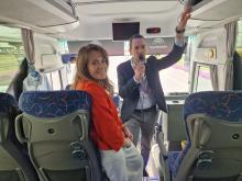 Briefing dans le bus animé par Matthieu Aubert et Ana Pinto du Service cantonal de l'économie (NECO)