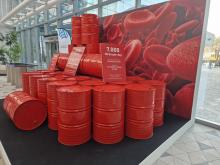 A l'entrée de l'Université Khalifa: des barils rouges pour décrire la station de pompage d'un coeur humain