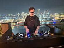 Au dernier étage d'une tour à Dubaï Marina, ambiance avec un DJ