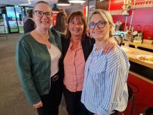 Trois beaux sourires pour un photographe aux anges: Roxane Zappella (UPSA), Laurence Veya (GastroNeuchâtel) et Karen Allemann (GastroNeuchâtel)