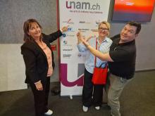GastroNeuchâtel à la recherche de son logo sur le roll-up de l'UNAM