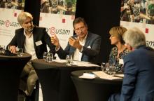 Première table ronde: "L'entreprise et la politique : entre l’humain et la productivité".