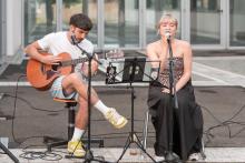 Etan et Ema assurent l'ambiance pendant l'apéritif