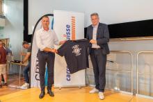 Paolo Roxo et Charles Constantin présentent l'édition 2025 du t-shirt des lauréats en carrosserie.
