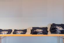Toutes les nouvelles carrossières et tous les nouveaux carrossiers ont reçu en souvenir le t-shirt "Lauréat.e. des métiers de la carrosserie"