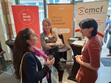 Sur le stand CICICAM CINALFA & CNCI, Régine de Bosset accueille les créateurs d'entreprise
