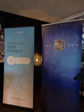 Deux roll-up, un partenariat.