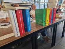 Eric Burgener, enseignant au CPMB, a poussé un coup de gueule: il demande de se concentrer plus sur les rudiements du métiers que de s'éparpiller dans des domaines que ne "touchent" pas les apprentis. Il l'a illustré ses propos en montrant les classeurs qu'il a potassé dans les années 1980 (à gauche) et les classeurs à potasser en 2026 (à droite). L'image est parlante