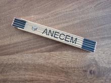 Le double-mètre de l'ANECEM: il se plie, se déplie, et met tout le monde d’accord.