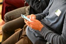Les participants saisissent les réponses sur leurs portables