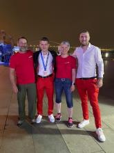 Une maman, un papa, un coach et un médaillé HEUREUX